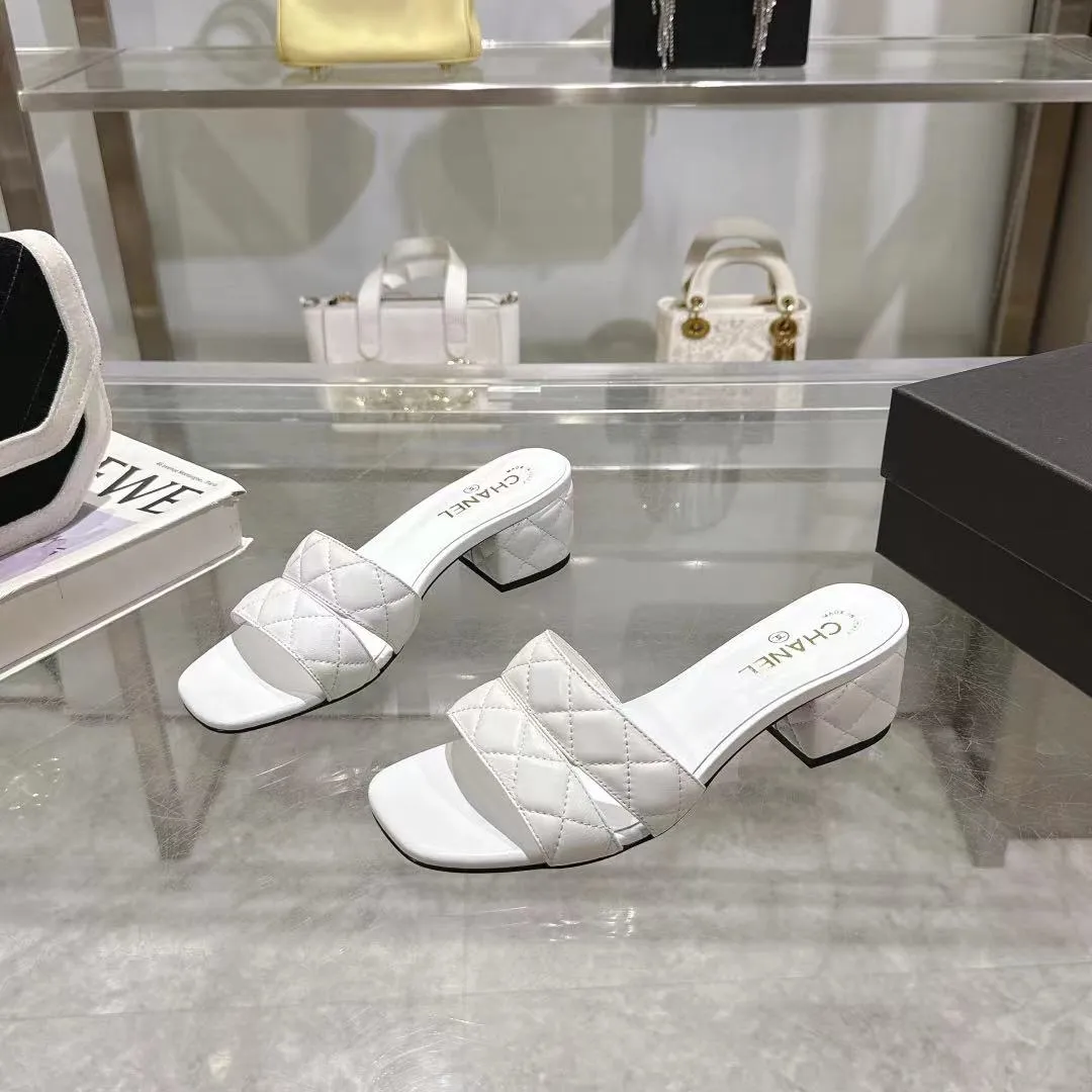 👟👟Ex-factory price 520👟👟 𝐂𝐇𝐀𝐍𝐄𝐋★Xiaoxiang New Spring and Summer Products Counter new sandals, electric embroidered Lingge’s classic elements that will never fade away 💋Showing a unique style, too beautiful to say, a must-have in summer... Upper: imported sheepskin/knitted fabric Lining: mixed sheepskin Heel height: 5cm Outsole: Italian leather outsole Shoe size: 35-39 (customized items of 40, 41 and 42 are not returnable or exchangeable)